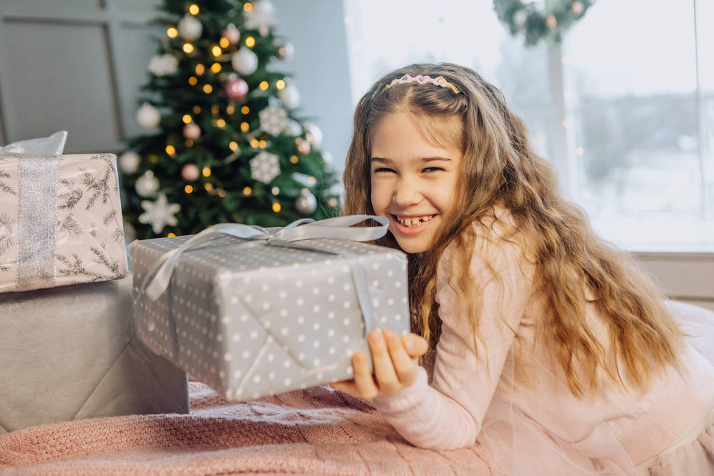 ano novo menina presentes alegria árvore de Natal
 - Foto, Imagem