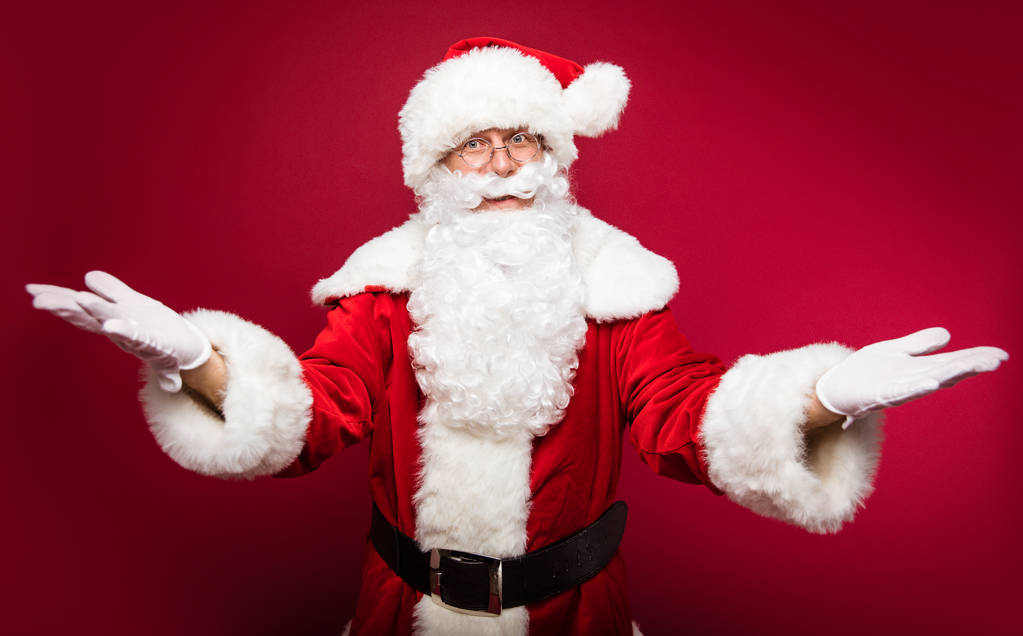  Natale e Capodanno concetto. Ritratto di uomo in costume da Babbo Natale con palme aperte
  - Foto, immagini