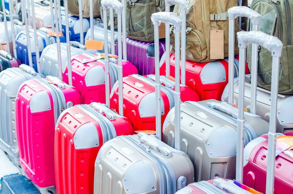 Kolorowe nowoczesne walizki podróżne w sklepie - Zdjęcie, obraz