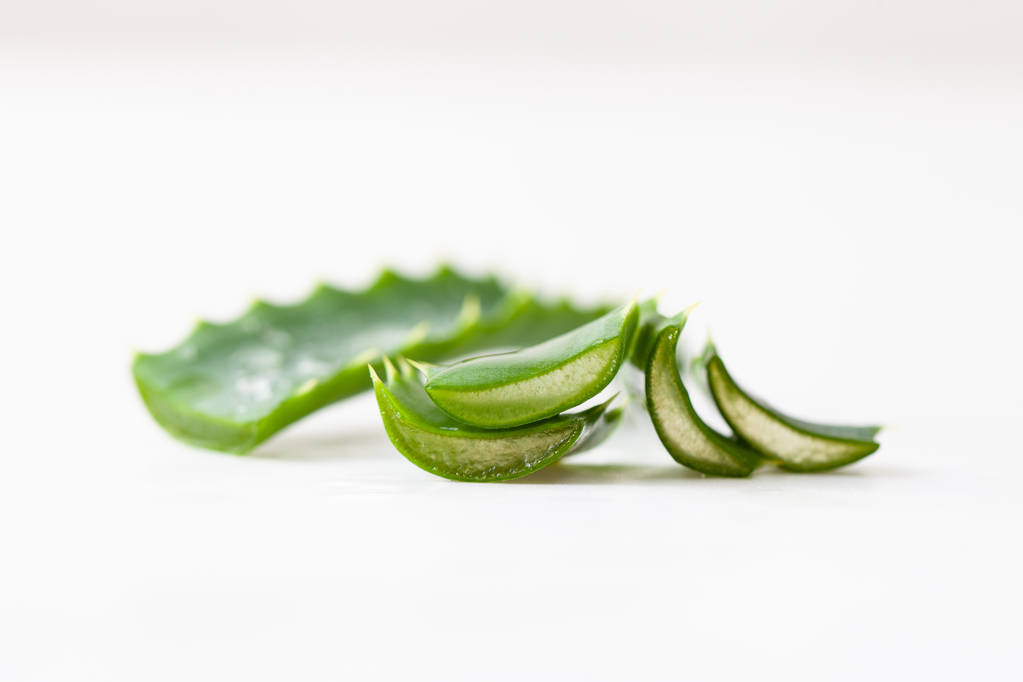 Aloe Vera feuilles coupées sur fond blanc
 - Photo, image