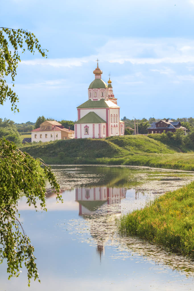 ロシア、スーズダルのカメンカ川のほとりにあるイル・インスカヤ教会。サマービュー - 写真・画像