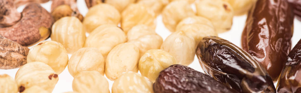lähikuva kuivuneista päivämääristä, hasselpähkinä ja cashew eristetty valkoinen, panoraama ammuttu
 - Valokuva, kuva