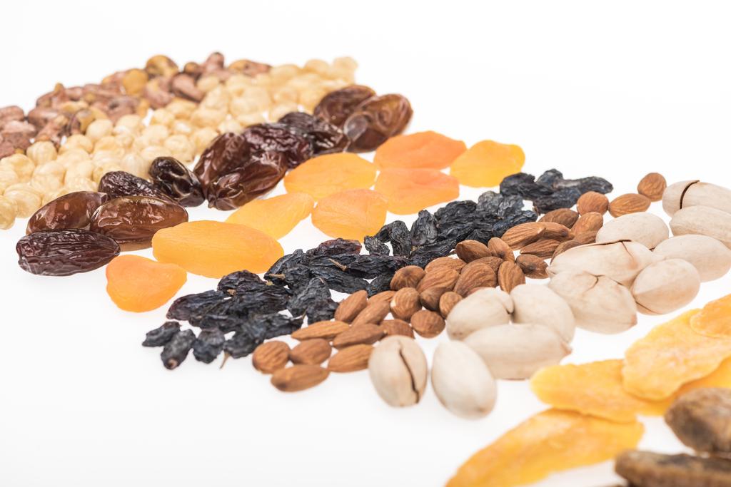 valikoituja turkkilaisia kuivattuja hedelmiä ja pähkinöitä eristetty valkoinen
 - Valokuva, kuva
