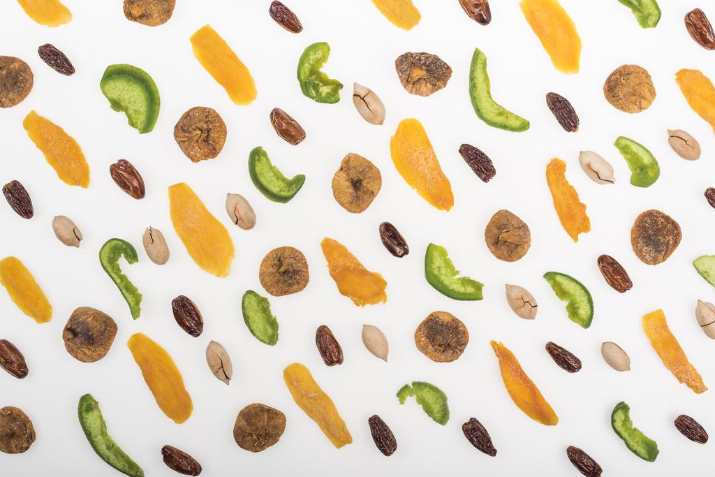 shora pohled na rozmanité ořechy, sušené ovoce a kandované ovoce izolované na bílém - Fotografie, Obrázek
