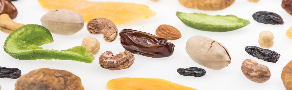 zblízka pohled na chutné rozmanité ořechy, sušené ovoce a kandované ovoce izolované na bílém, panoramatický výstřel - Fotografie, Obrázek