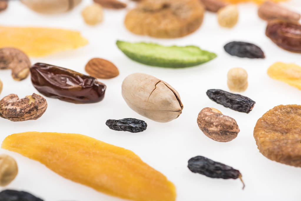 крупным планом вид сортированных орехов, сухофруктов и консервированных фруктов, выделенных на белом
 - Фото, изображение
