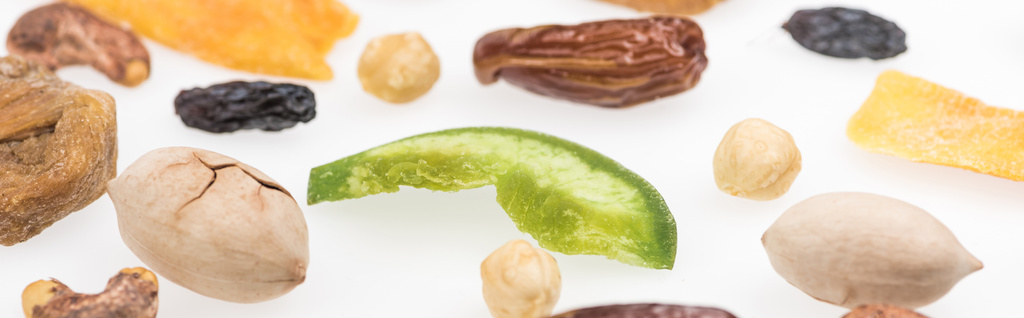 крупним планом вид на смачні горіхи, сухофрукти та цукати ізольовані на білому, панорамний знімок
 - Фото, зображення