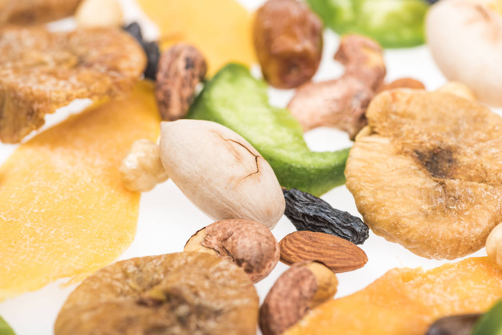 トルコ産のナッツやドライフルーツ、白地に隔離された砂糖漬けの果物を間近で見ることができます - 写真・画像