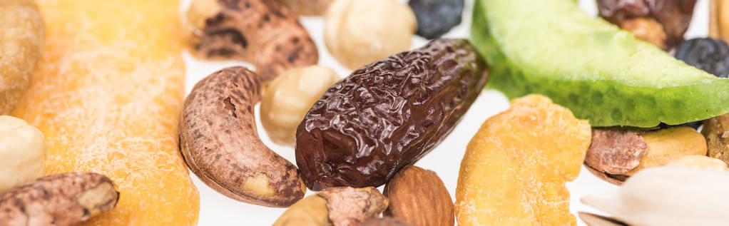 крупный план турецких сортов орехов, сухофруктов и засахаренных фруктов, выделенных на белом, панорамный снимок
 - Фото, изображение