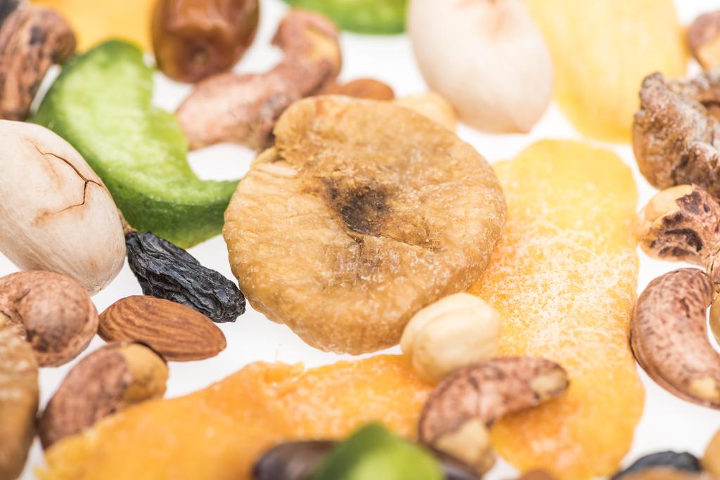 Відкритий вигляд турецьких асортованих горіхів, сухих фруктів і фруктів, ізольованих на білому. - Фото, зображення