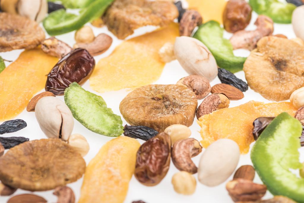 закрытый вид на турецкие орехи, сушеные фрукты и консервированные фрукты, изолированные на белом
 - Фото, изображение