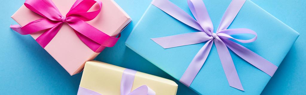 πάνω άποψη των πολύχρωμων κουτιά δώρων σε μπλε φόντο, πανοραμική λήψη - Φωτογραφία, εικόνα