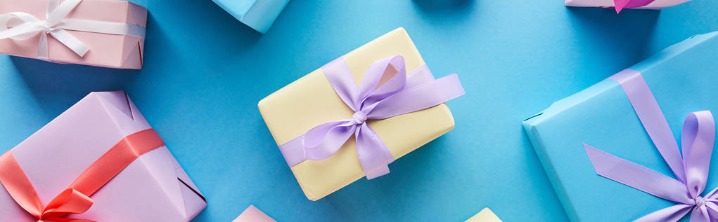 vista superior de coloridas cajas de regalo sobre fondo azul, plano panorámico
 - Foto, Imagen
