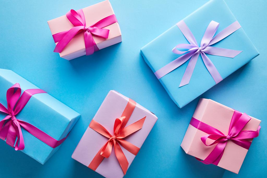 πάνω άποψη των πολύχρωμων κουτιά δώρων σε μπλε φόντο - Φωτογραφία, εικόνα