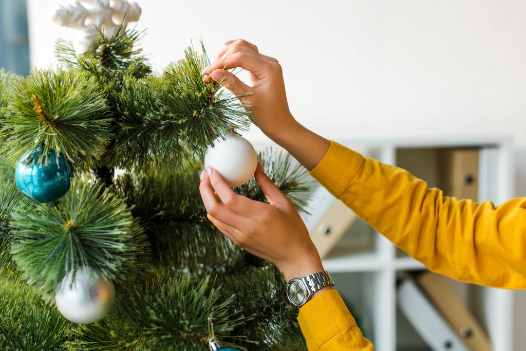 περικοπή άποψη της γυναίκας διακόσμηση χριστουγεννιάτικο δέντρο στο γραφείο  - Φωτογραφία, εικόνα