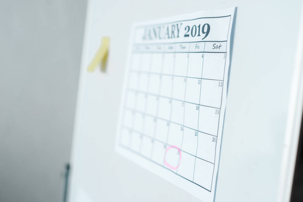 focus selettivo del calendario con lettering gennaio sul flipboard
  - Foto, immagini