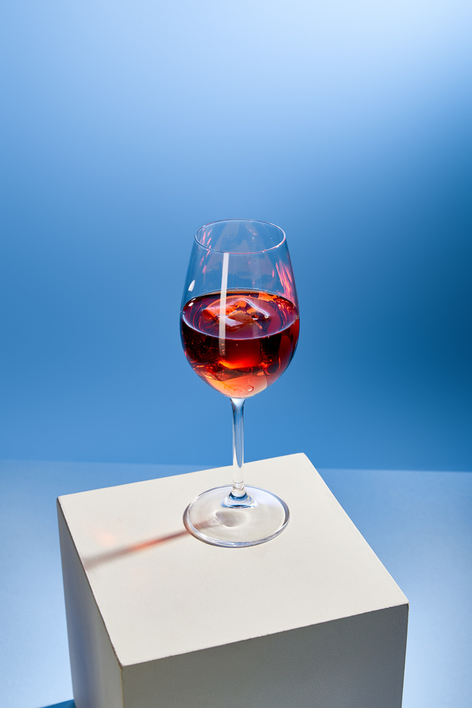 koktejl Aperol Spritz s kostkou ledu ve skle na modrém pozadí  - Fotografie, Obrázek