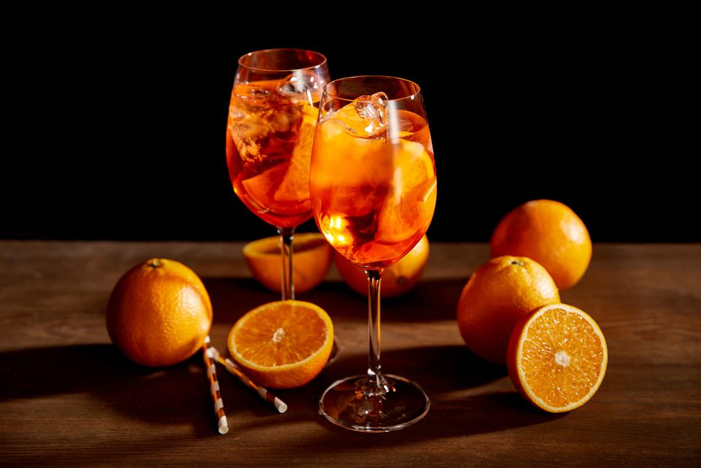 Aperol Spritz szemüveg és narancs fekete alapon  - Fotó, kép