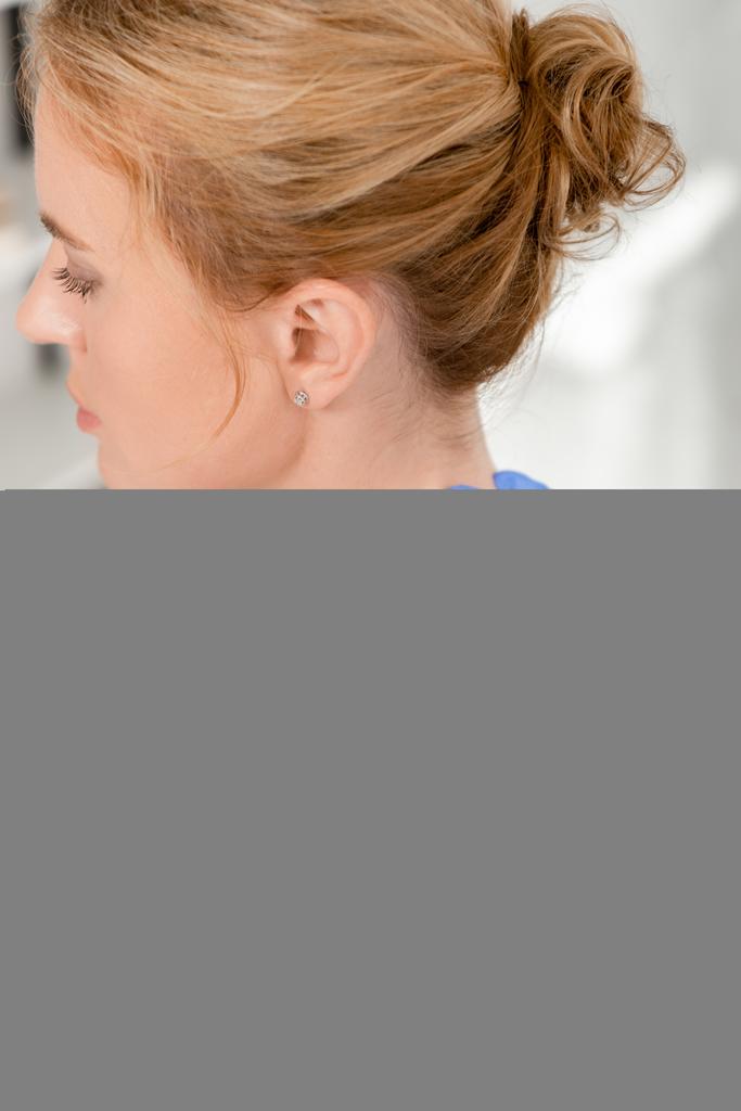 vista recortada del dermatólogo examinando la piel del paciente con lupa en la clínica
 - Foto, imagen