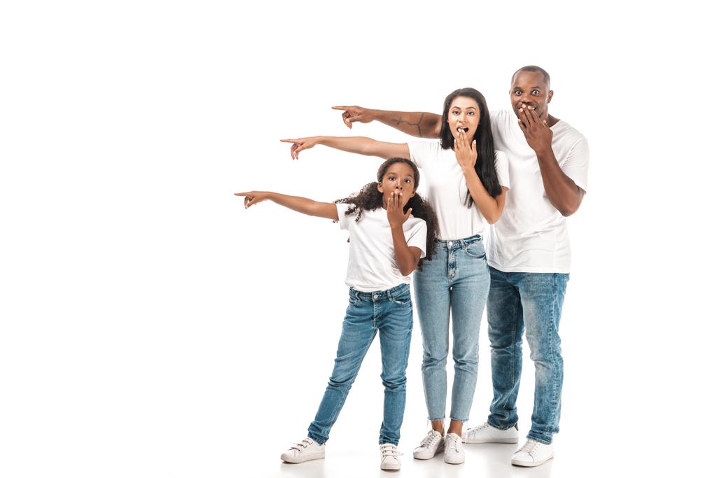schockierte afrikanisch-amerikanische Eltern, die mit Fingern zeigen und Münder mit Händen auf weißem Hintergrund bedecken - Foto, Bild