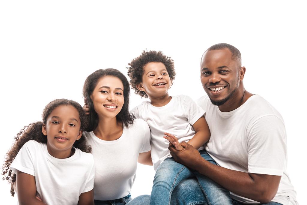 gelukkige Afro-Amerikaanse familie glimlachend op camera geïsoleerd op wit - Foto, afbeelding