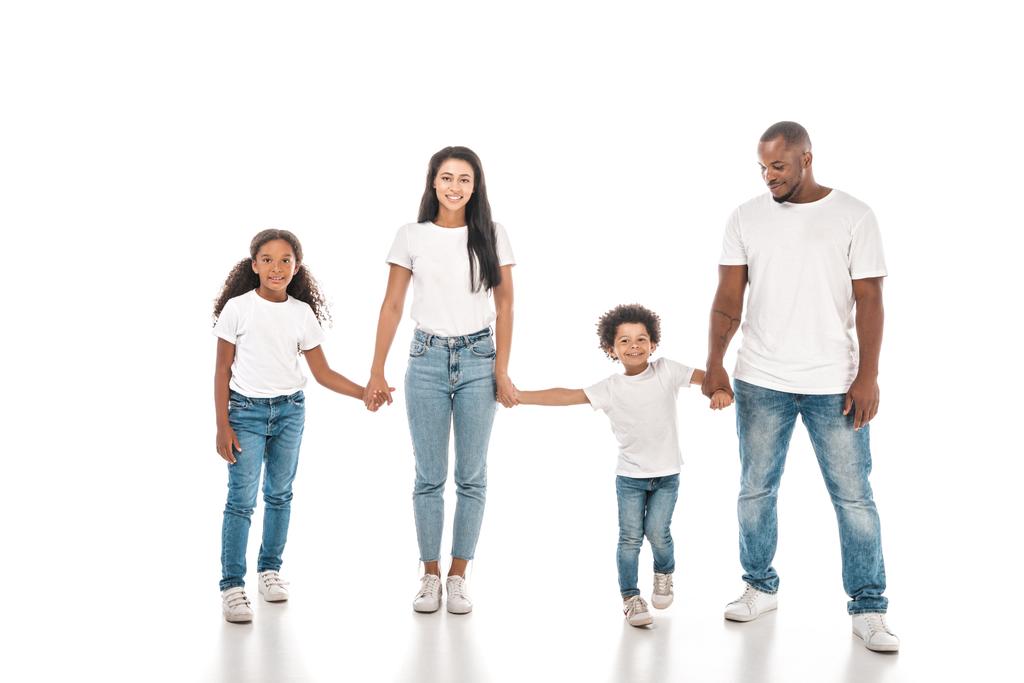 feliz afro-americana mãe, pai, filha e filho de mãos dadas e sorrindo no fundo branco
 - Foto, Imagem