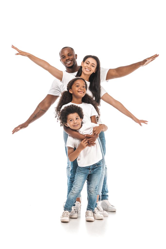 mignon afro-américain enfant étreignant frère tandis que les parents joyeux imitant vol sur fond blanc
 - Photo, image