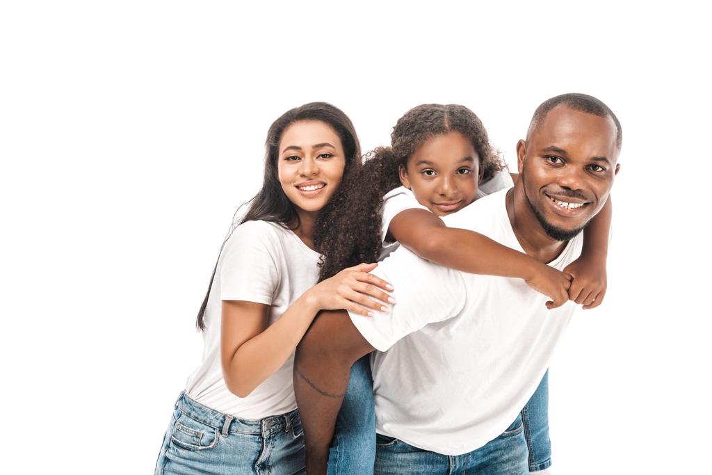 feliz afro-americano homem piggybacking filha perto sorrindo esposa isolado no branco
 - Foto, Imagem