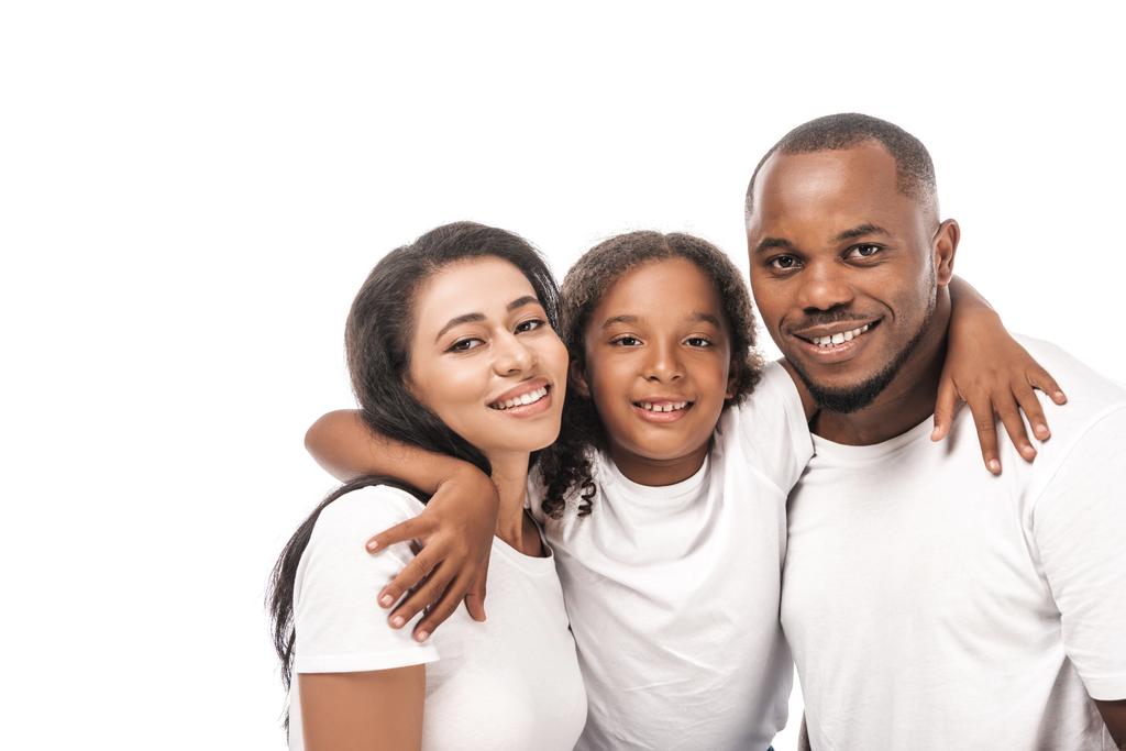 glücklich afrikanisch-amerikanisches Kind umarmt lächelnde Eltern isoliert auf weiß - Foto, Bild