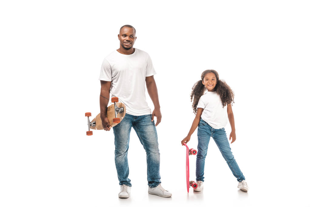 bonito afro americano homem com longboard pé perto adorável filha segurando skate no branco fundo
 - Foto, Imagem