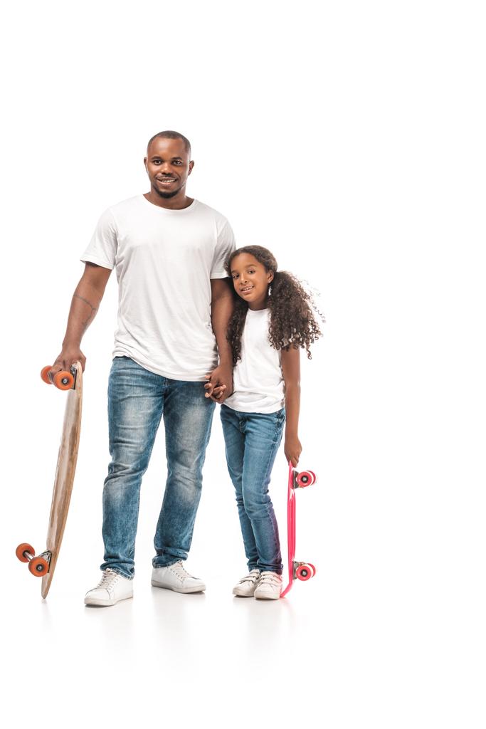 guapo afroamericano hombre con longboard cerca adorable hija sosteniendo skate sobre fondo blanco
 - Foto, imagen