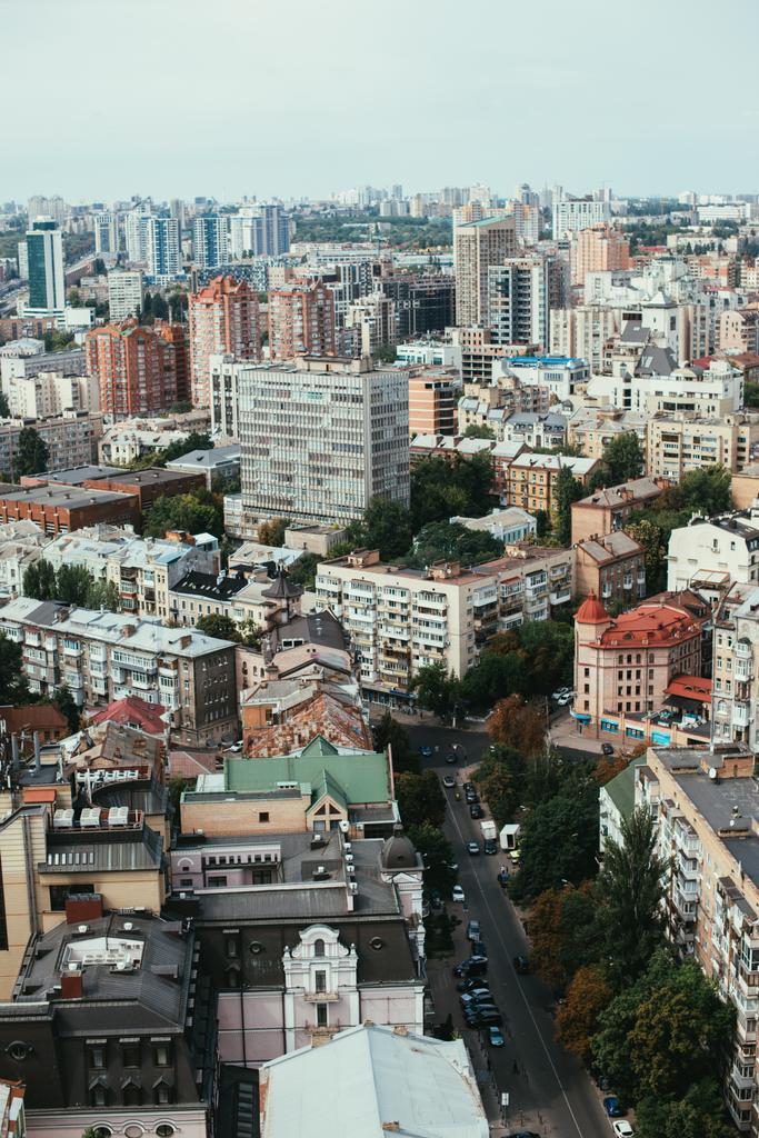pohled na městské město s budovami a ulicemi - Fotografie, Obrázek