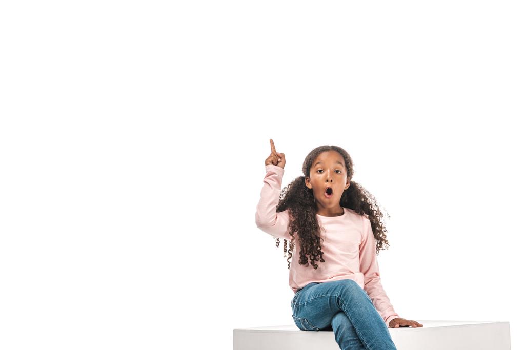 innoissaan afrikkalainen amerikkalainen lapsi osoittaa idea merkki istuessaan eristetty valkoinen
 - Valokuva, kuva