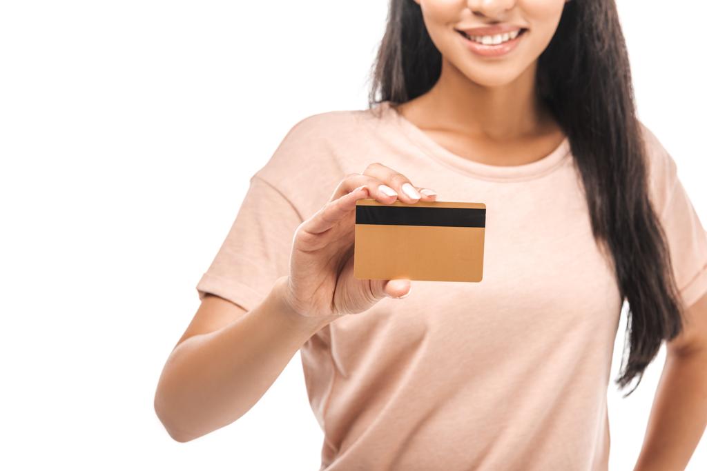 částečný pohled na usmívající se africká americká žena držící kreditní kartu izolované na bílém - Fotografie, Obrázek