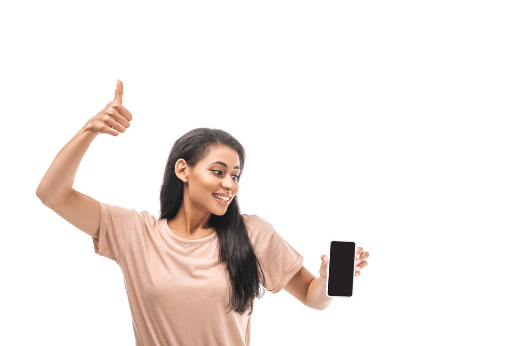 šťastná africká americká žena držící smartphone s prázdnou obrazovkou a ukazující palec nahoru izolované na bílé - Fotografie, Obrázek