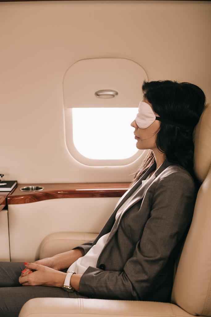 oldalnézetben üzletember alvó maszk ül közel repülőgép ablak privát jet  - Fotó, kép