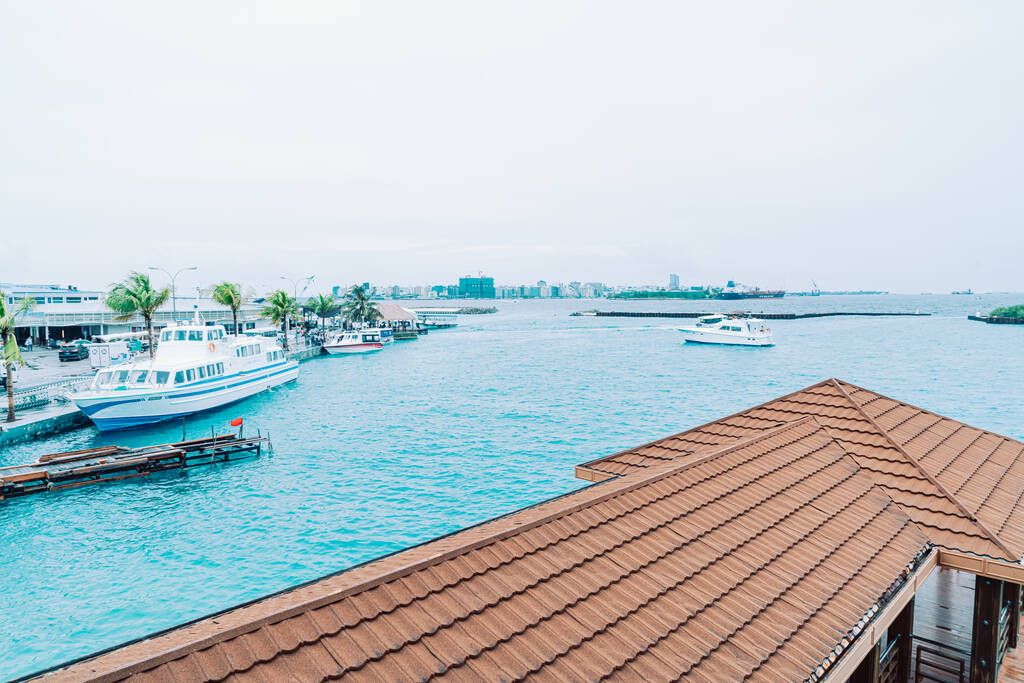 HULHULE, MALDIVES - MAIO 23, 2019: Barcos e balsas no harbo
 - Foto, Imagem