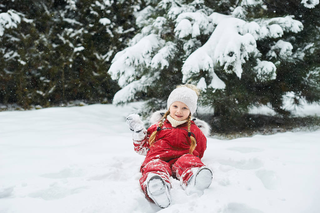 retrato de uma bela criança caucasiana em um fundo de neve
- - Foto, Imagem