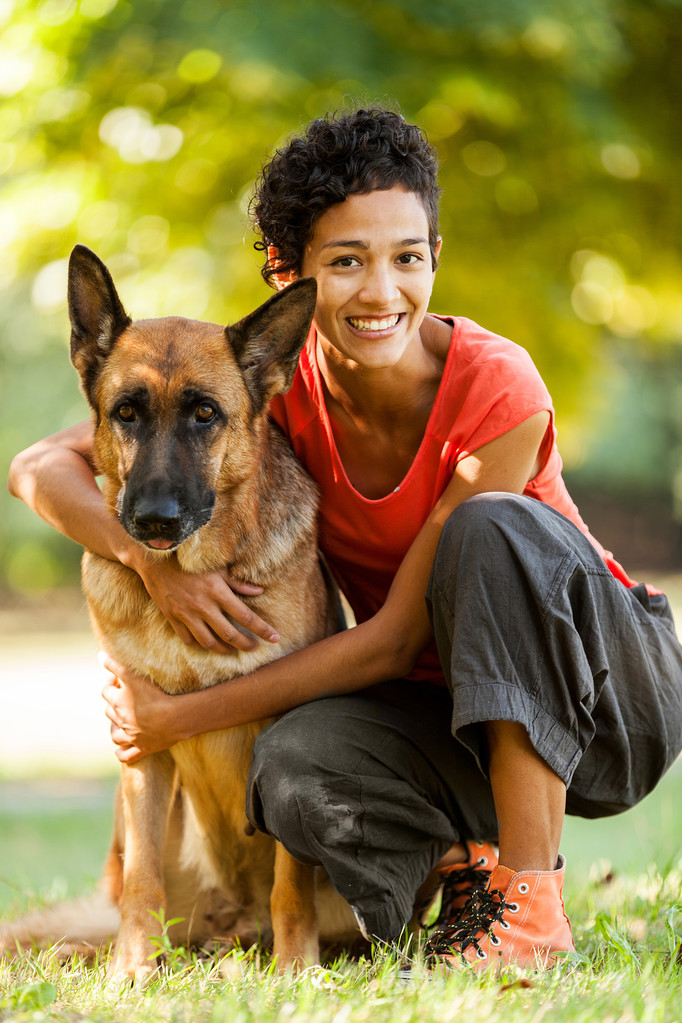 Porträt einer Frau mit Schäferhund - Foto, Bild