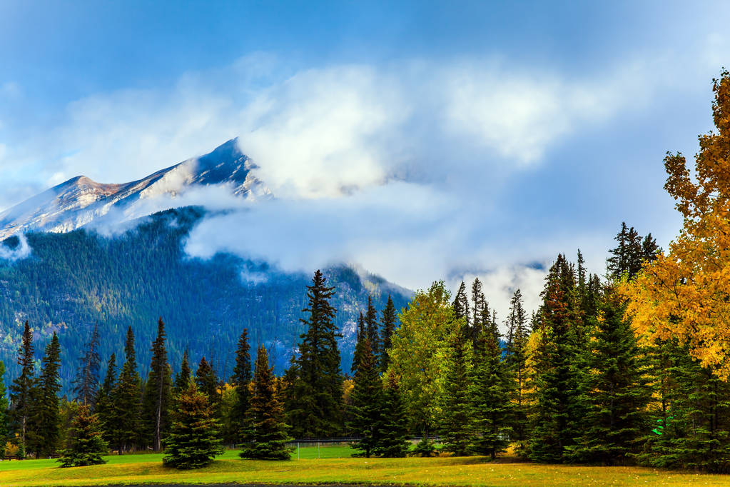  Скалистые горы в облаках - Фото, изображение