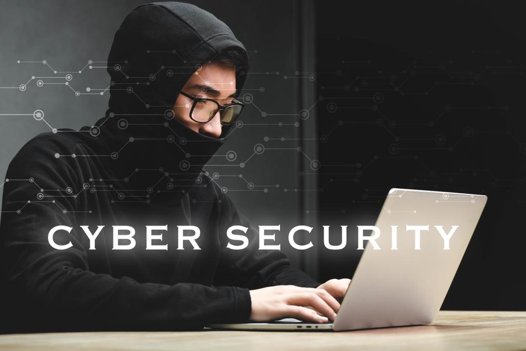 Aasian hakkeri käyttää kannettavaa tietokonetta ja istuu lähellä cyber turvallisuus kuva
  - Valokuva, kuva