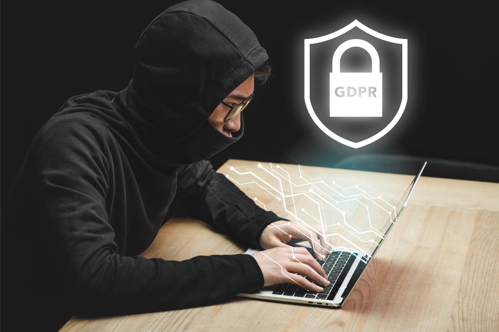 азиатский хакер с помощью ноутбука и сидя возле навесной иллюстрации и gdpr буквы
  - Фото, изображение
