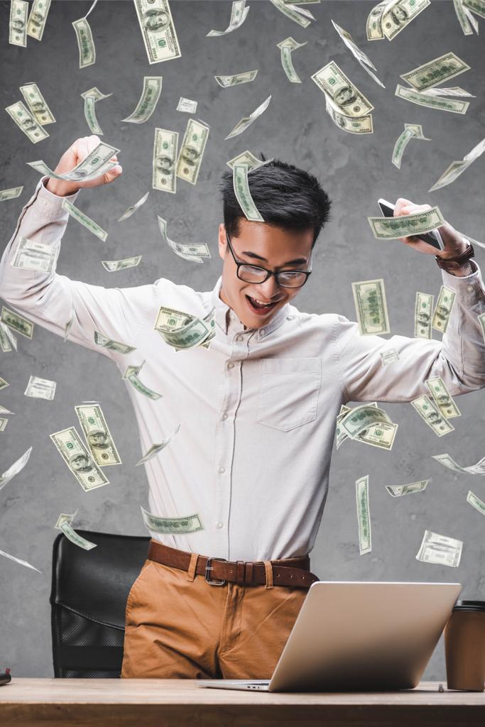 幸せなアジアのビジネスマンははいジェスチャーやドル紙幣のイラストを示し - 写真・画像