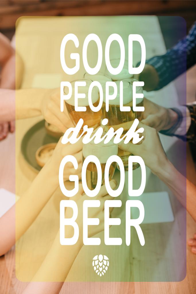abgeschnittene Ansicht von multikulturellen Freunden, die in der Kneipe mit guten Leuten Gläser mit Bier klappern und gutes Bier trinken Illustration - Foto, Bild