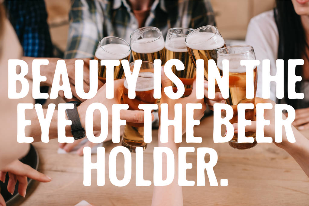 vista recortada de amigos multiculturales tintineo vasos de cerveza cerca de la belleza está en el ojo del titular de la cerveza ilustración
 - Foto, imagen