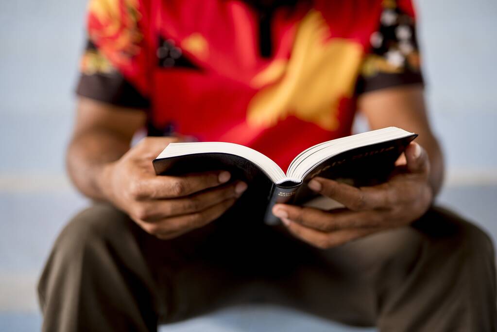 Primo piano di una persona che legge la Bibbia con uno sfondo sfocato
 - Foto, immagini