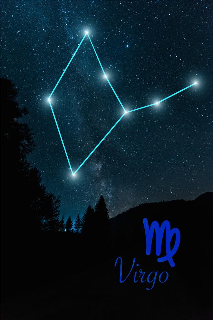 ciemny krajobraz z nocnym gwiaździstym niebem i gwiazdozbiorem Virgo - Zdjęcie, obraz