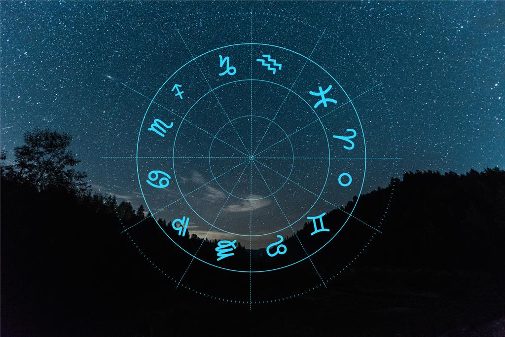 paisagem escura com céu estrelado noite e ilustração do zodíaco
 - Foto, Imagem