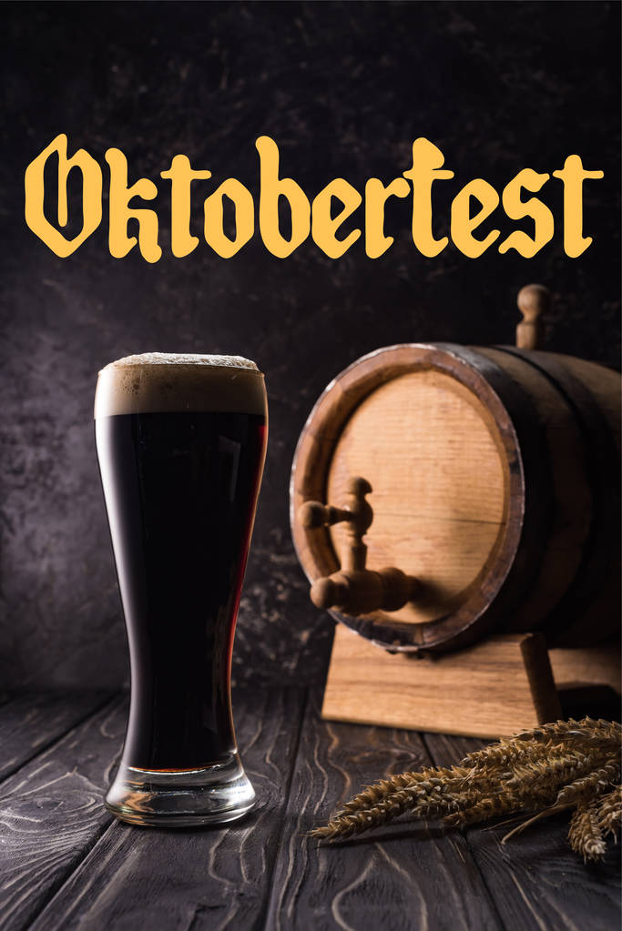 sklenice piva u malého soudku s kohoutkem a pšeničnými hroty na dřevěném stole s nápisem Oktoberfest - Fotografie, Obrázek