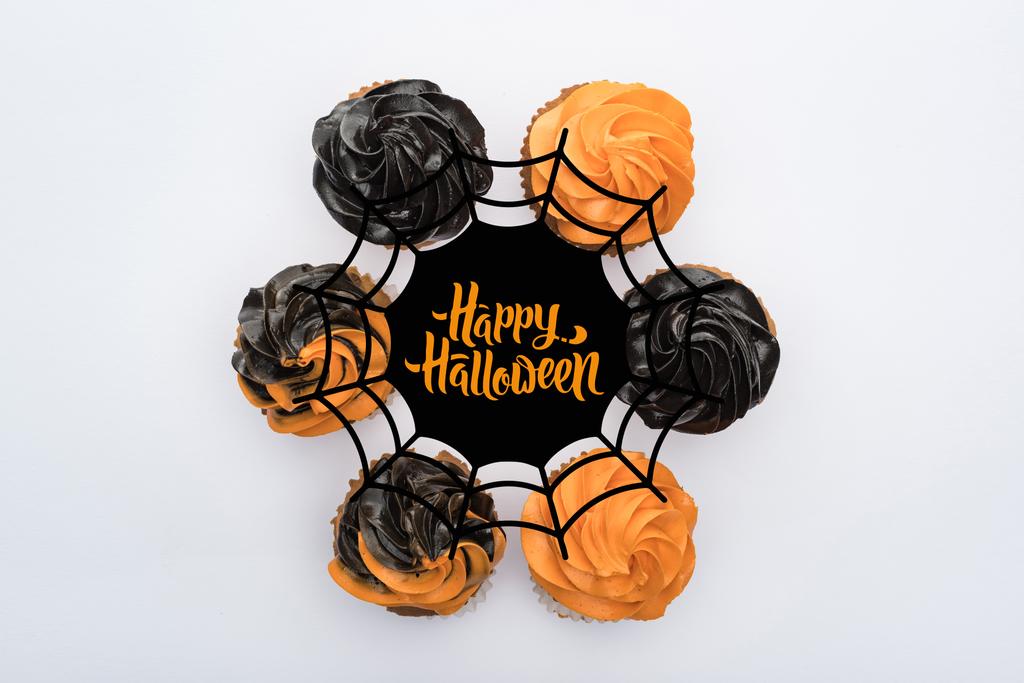 vista superior de deliciosos cupcakes de Halloween em círculo com teia de aranha e ilustração feliz Halloween isolado no branco
 - Foto, Imagem